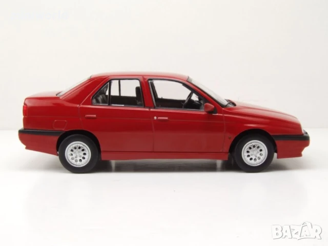 Alfa Romeo 155 1996 - мащаб 1:18 на Triple9 моделът е нов в кутия, снимка 4 - Колекции - 51197503
