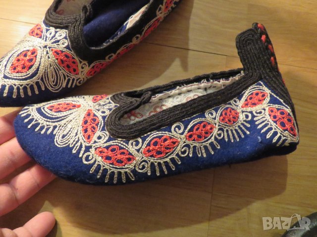 Старинни родопски невестински  везани терлици с гайтан изработка 50те години - сини с червена орнаме, снимка 3 - Антикварни и старинни предмети - 39024763