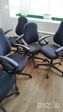 Офис стол на колеца с подлакътници с конткол на 3 позиции