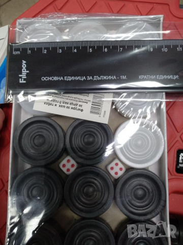 Малки, по 23мм  и средни, по 33мм. пулове за табла