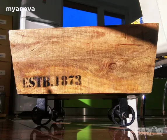 Vintage  шкаф от дъб с ръчно ковани колела , за играчки , вино , декорация . , снимка 4 - Декорация за дома - 48105691