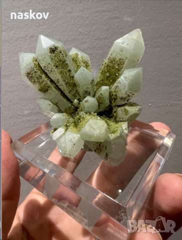 Кристали иглест ахат, аметист, селенит, везувианит, пирит, опушен кварц