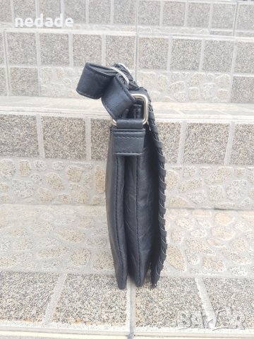 Малка черна дамска чанта с цял капак обшит с кожена лента през рамо или през тялото от екокожа , снимка 4 - Чанти - 28650961