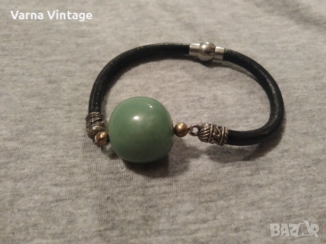 Дамска кожена гривна с нефрит