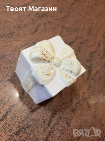 Ръчно изработен сувенир от акрилна смола със соева свещ – бял със златист акцент, снимка 5 - Ръчно изработени сувенири - 52907910