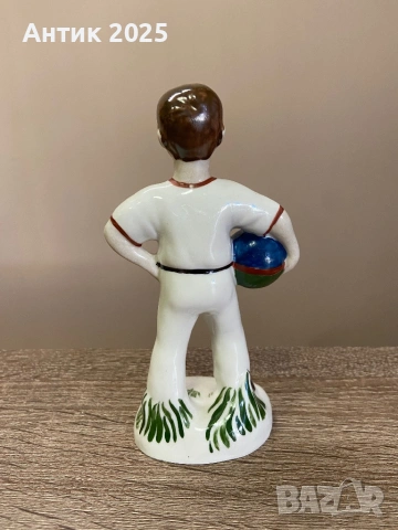 Винтидж порцеланова статуетка „Момче с топка“, СССР, снимка 2 - Антикварни и старинни предмети - 53236891