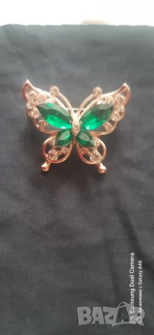 Много красива брошка "Пеперуда със зелени камъчета", снимка 2 - Колиета, медальони, синджири - 34859959