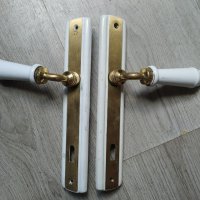 стари месингови дръжки за врата с шилд-комлект, снимка 1 - Други ценни предмети - 38359608