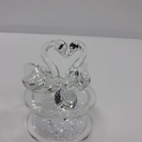 Лебеди с диамант на пиедестал , снимка 2 - Декорация за дома - 35599897
