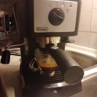 Кафе машина Делонги с ръкохватка с крема диск, работи отлично и прави хубаво кафе с каймак , снимка 2 - Кафемашини - 34947221