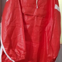 Продавам червен анурак летен с джоб и качулка, снимка 3 - Якета - 36691422