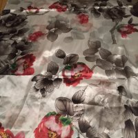 Копринен шал с флорални мотиви, снимка 2 - Шапки - 32940727