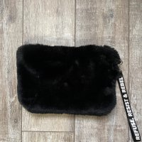 Нов рошав черен клъч чанта Bershka, снимка 1 - Чанти - 43712914