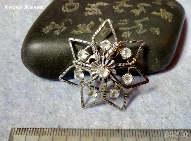 НЕЖНА ЗВЕЗДОВИДНА АЖУРНА ПОСРЕБРЕНА АРТ БРОШКА с ИСКРЯЩИ ФАСЕТИРАНИ КРИСТАЛЧЕТА 48823, снимка 1