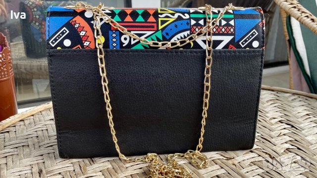 НАМАЛЕНА! Цветна дамска чанта с дълга златиста дръжка, снимка 2 - Чанти - 42957494