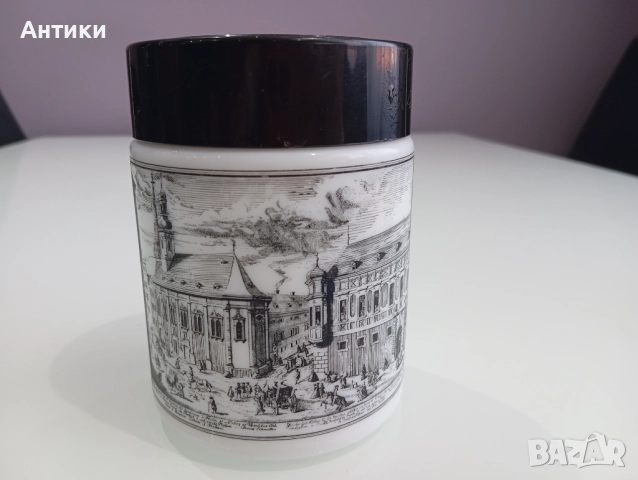 Стар порцеланов красив буркан  