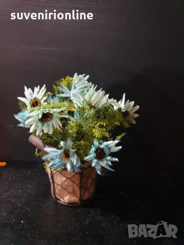 Изкуствени цветя в метална кашпа, снимка 1 - Изкуствени цветя - 35349563