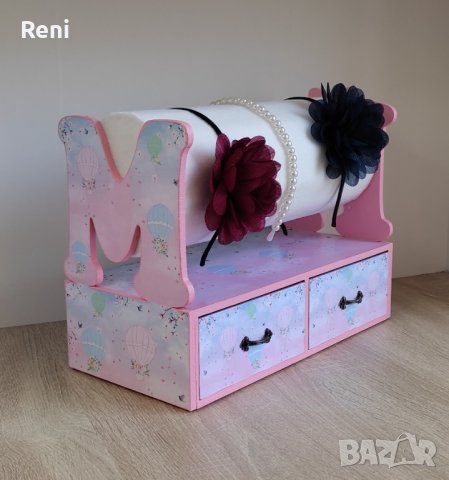 Поставка за диадеми с буква и две чекмеджета