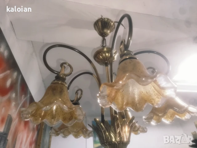 Арт нуво с целият си блясък. Оригинален бронзов полилей с флорални мотиви и абажури от цветно духано, снимка 3 - Антикварни и старинни предмети - 51309921