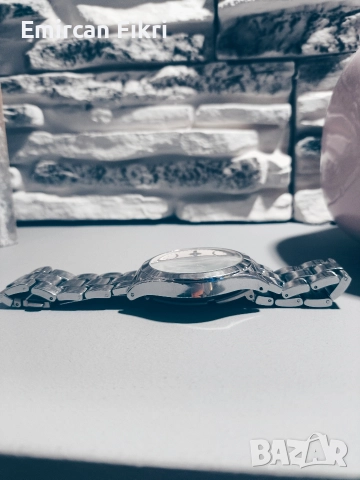 Женски часовник – стилен аксесоар, работещ, с леки следи, снимка 4 - Дамски - 52899975