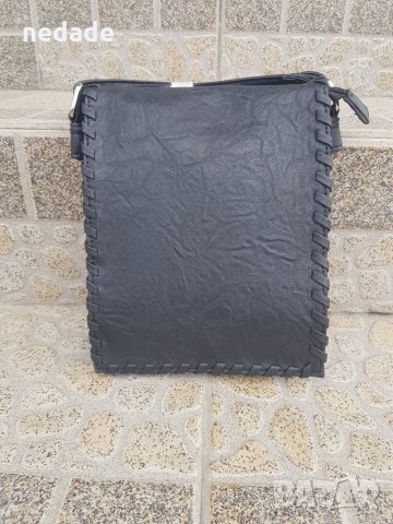 Малка черна дамска чанта с цял капак обшит с кожена лента през рамо или през тялото от екокожа 