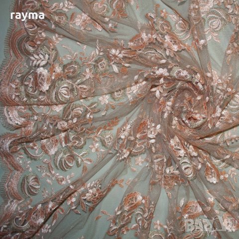 ELIE SAAB оригинална релефна дантела цвят корал и златно ламе, снимка 2 - Платове и дамаски - 27180397