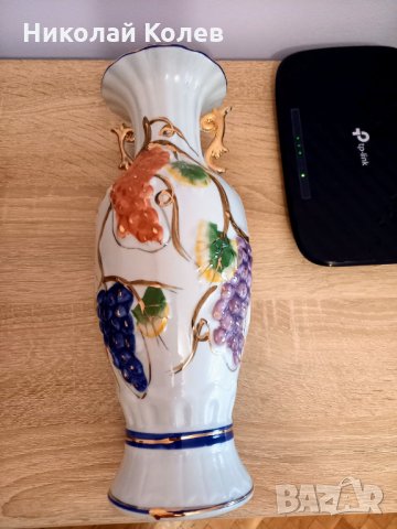 Бяла порцеланова ваза с орнаменти, снимка 2 - Вази - 35265469