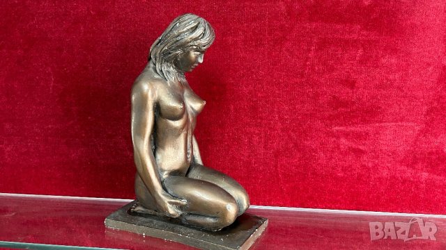 Старинна скулптура на гола жена