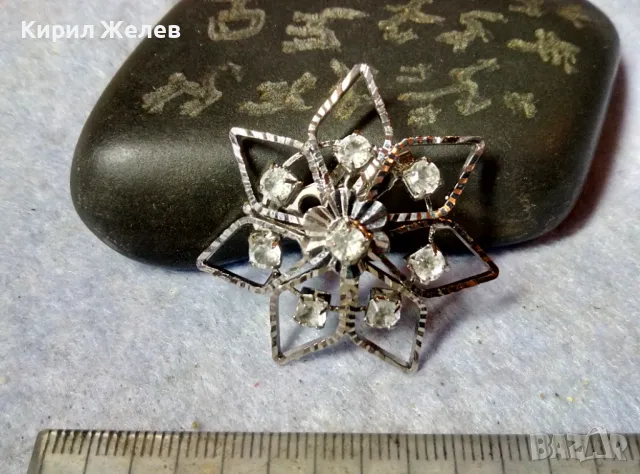 НЕЖНА ЗВЕЗДОВИДНА АЖУРНА ПОСРЕБРЕНА АРТ БРОШКА с ИСКРЯЩИ ФАСЕТИРАНИ КРИСТАЛЧЕТА 48823