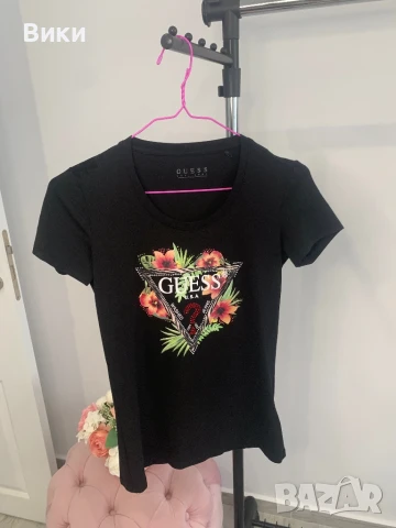 Оригинална тениска Guess, размер М, подходяща и за S, снимка 3 - Тениски - 50593680
