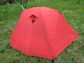 Продавам ново червено покривало за двуместна палатка с 4000 мм воден стълб и лепени шевове