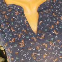 Блуза с остро деколте  - тъмносиня на коралови цветчета, снимка 2 - Тениски - 37453758