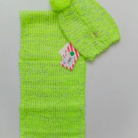 Комплект неонови шапка и шал-яка, размер 5-7 години, снимка 1 - Шапки, шалове и ръкавици - 28397446