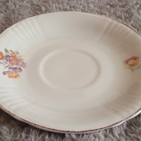 Малка порцеланова чиния с декорация цветя - Български стар порцелан, снимка 1 - Чинии - 43750907