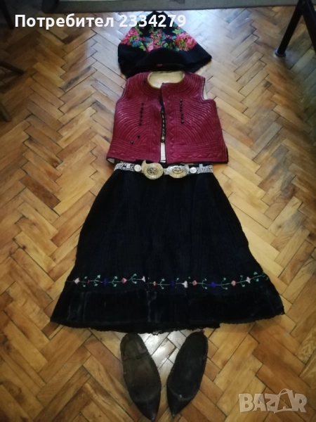 Стар пищимал-пола, женски елек, кърпи-забрадки за глава. , снимка 1