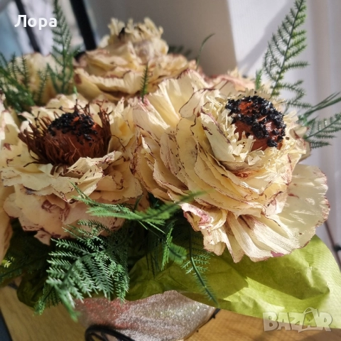 Декоративна кошница с ръчно изработени седем цветя от креп хартия от арт ателие Lollipop