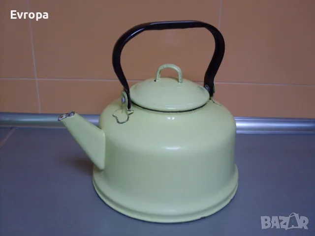 Стар класически емайлиран чайник- 3литра.