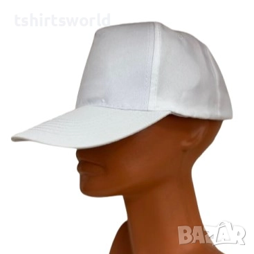 Нова шапка с козирка в бял цвят