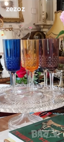 Цветни ретро стълкени чаши чаши