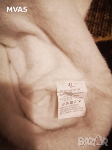 Дамски пухкав бял пуловер М размер, снимка 4 - Блузи с дълъг ръкав и пуловери - 42951763
