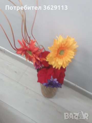 Кашпи и вази с декоративни цветя . Продават се заедно., снимка 2 - Изкуствени цветя - 43384312