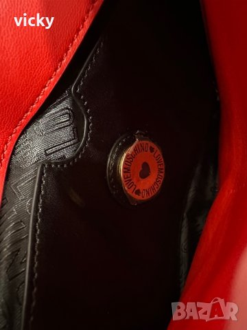 Аленочервена чанта/клъч, Love Moschino, снимка 8 - Чанти - 43442386