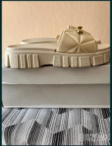 miu miu дамски чехли, снимка 3 - Чехли - 50992493