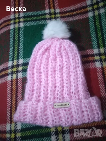 Ръчно изплетена шапка на една кука 