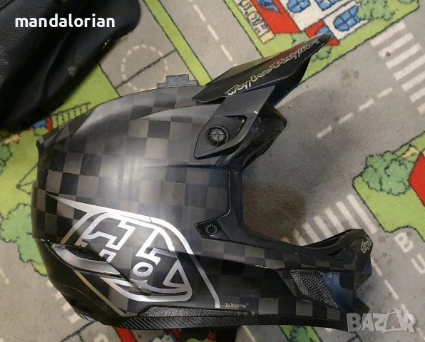 каска D4 CARBON HELMET W/MIPS STEALTH BLACK / SILVER size L Troy lee designs TLD