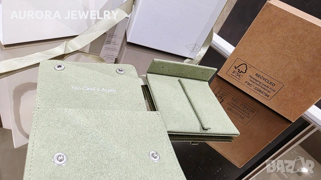 Van Cleef & Arpels VCA Пълен Комплект Кутия / Плик и Сертификат Обеци, снимка 4 - Обеци - 53239189