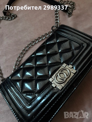 Черна лачена чанта с верижка - перфектна за вечер и ежедневие, снимка 2 - Чанти - 53155764