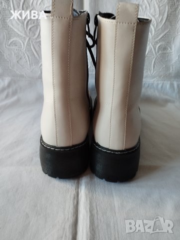 Зимни дамски боти с грайфери, бели с черна подметка, снимка 2 - Дамски боти - 38519355