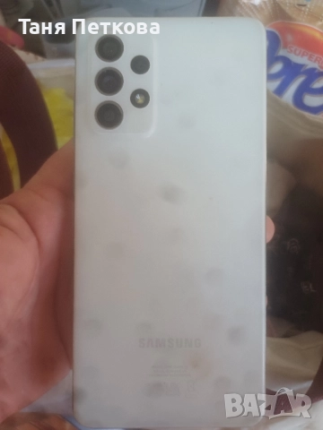 продават се два телефона.