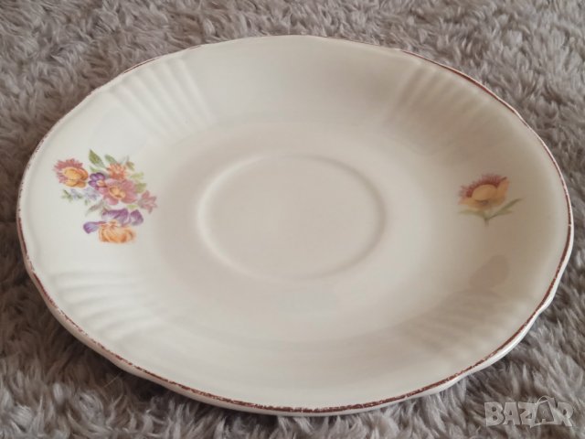 Малка порцеланова чиния с декорация цветя - Български стар порцелан, снимка 1